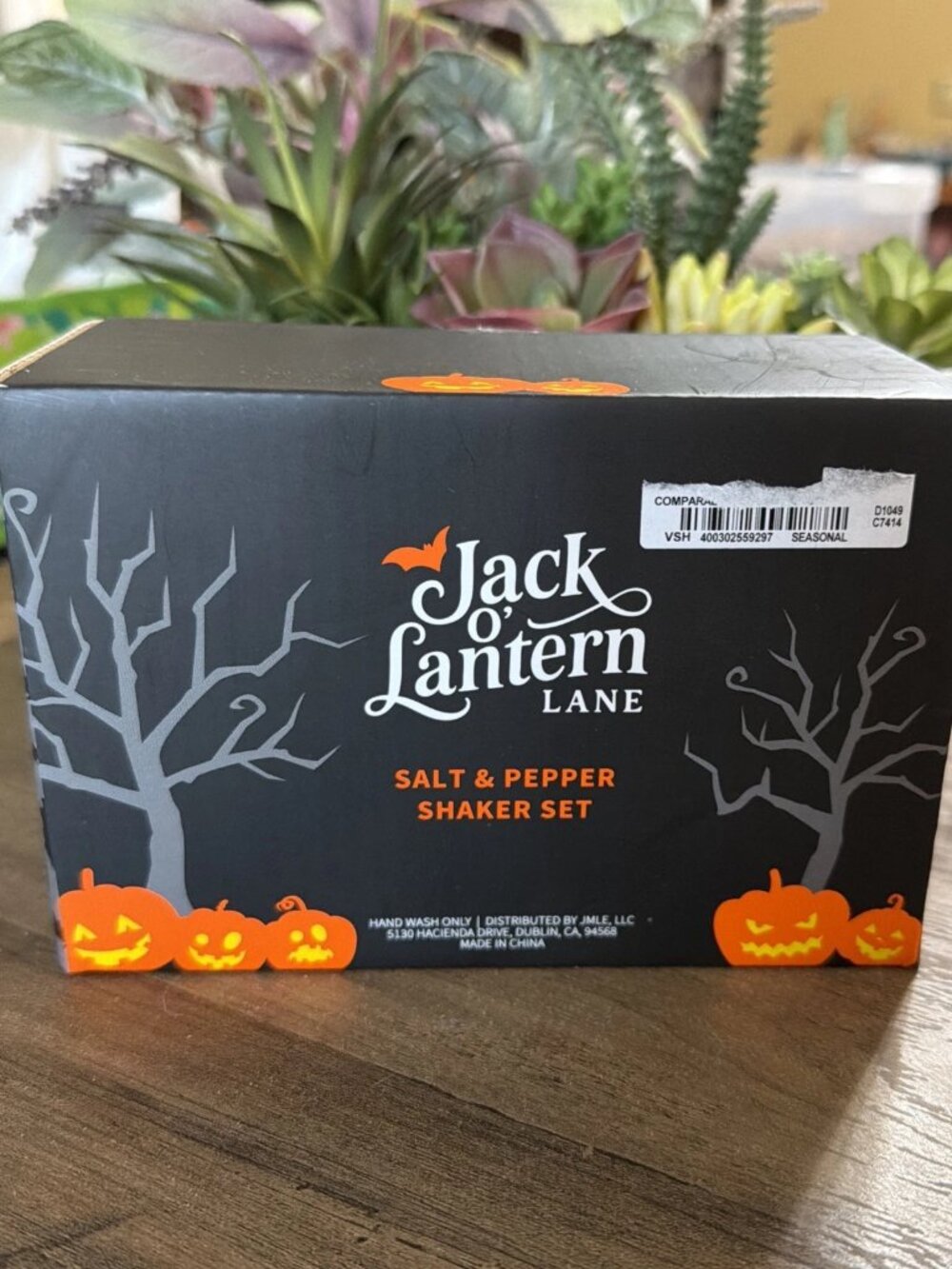 Jack O' Lantern Lane Sheriff/Cowboy Skull & Pumpkin Ceramic Salt & Pepper Set - Picture 2 of 2